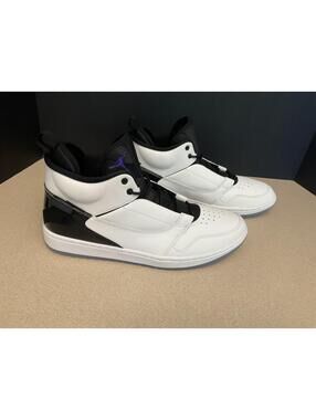New! Mens Nike Air Jordan Fadeaway White/Dark Concord Black Shoes. Size 10.5.